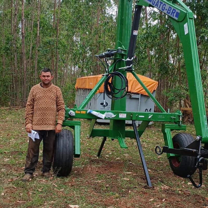 Produtor recebendo implemento agrícola da Eduarte