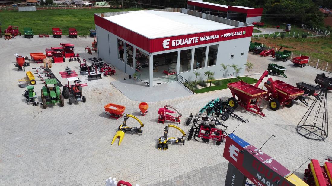 Vista aérea do pátio da Eduarte, na MG-383, com implementos agrícolas enfileirados