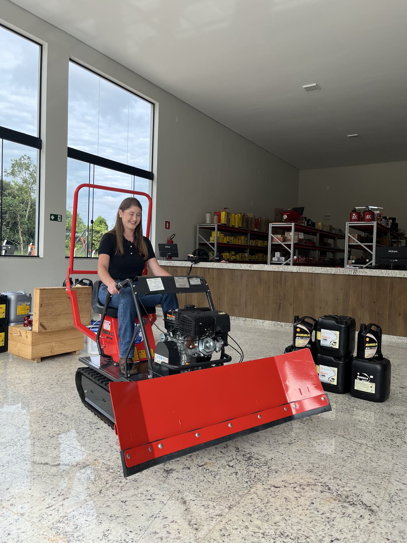 MTI 500 T Ipacol no pátio da Eduarte