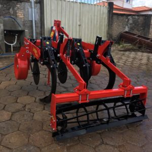 Subsolador marca jan com 3 hastes discos de corte e rolo destoroador