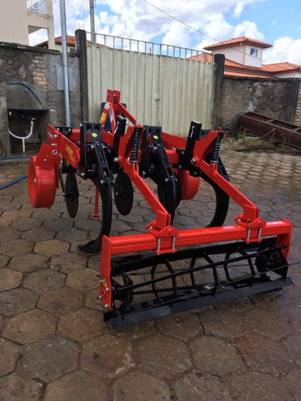 Subsolador marca jan com 3 hastes discos de corte e rolo destoroador